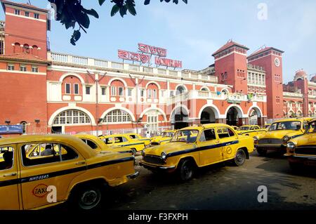 Gare de Howrah et de taxi ; Calcutta Kolkata maintenant ; l'ouest du Bengale en Inde ; Banque D'Images