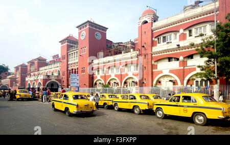 Gare de Howrah et de taxi ; Calcutta Kolkata maintenant ; l'ouest du Bengale en Inde ; Banque D'Images