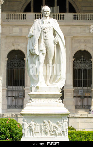 Statue de Lord Curzon se trouve en face de sa création monument commémoratif Victoria Calcutta Kolkata West Bengal Banque D'Images