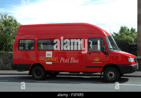 Un bus Post Royal Mail sur une île écossaise Banque D'Images