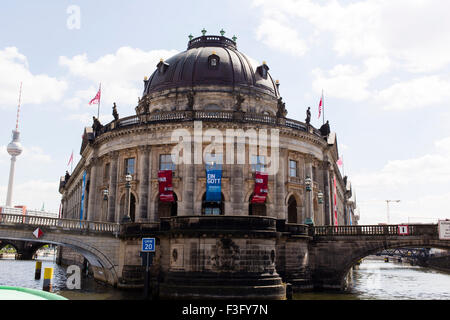 Le Musée de Bode et le Berliner Fernsehturm comme vu à partir d'une croisière sur la Spree Banque D'Images