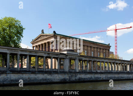 L'Alte Nationalgalerie sur l'île des musées comme vu de la Spree à Berlin. Banque D'Images