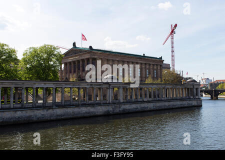 L'Alte Nationalgalerie sur l'île des musées comme vu de la Spree à Berlin. Banque D'Images