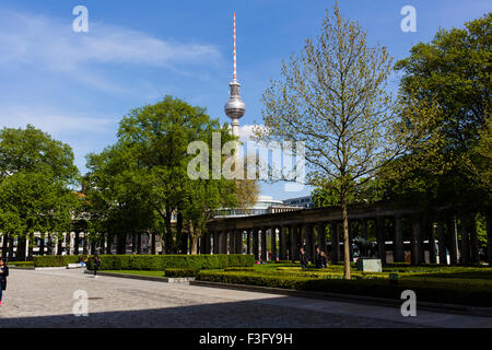 Vue de la tour de télévision de Berlin Fernsehturm à partir des terrains de l'Alte Nationalgalerie sur l'île des musées. Banque D'Images