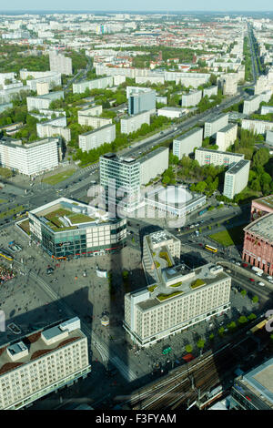 Vue de Berlin dans le haut de la Fernsehturm, la tour de télévision donnant sur Alexa Center Banque D'Images