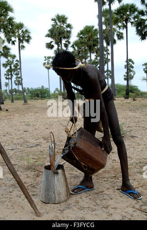 Sap Palm recueillies par tapper près de Tiruchendur Tamil Nadu ; Inde ; Banque D'Images