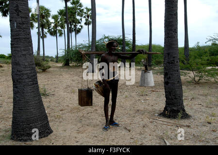 Sap Palm recueillies par tapper près de Tiruchendur Tamil Nadu ; Inde ; Banque D'Images