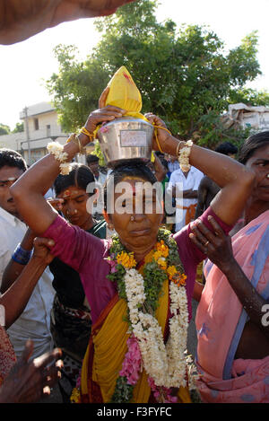 Femme transportant pot à lait sur Vaikasi Visakam Paal kudam ; festival ; Tirupparankundram ; Tamil Nadu Inde Banque D'Images