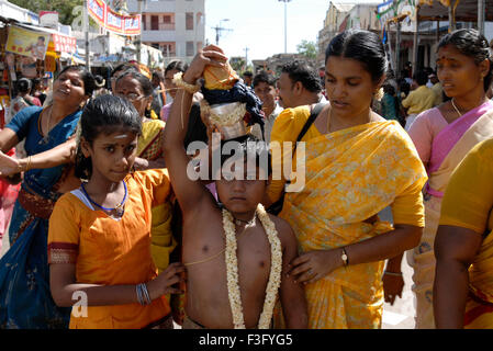 Boy carrying pot à lait Paal kudam abhishekam pour Tirupparankundram ; ; ; Tamil Nadu Inde Banque D'Images