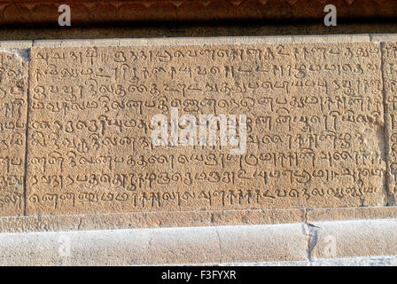 Inscriptions en pierre sur le mur extérieur de Brihadishvara temple est 10ème siècle temple Chola Thanjavur ; Tamil Nadu Banque D'Images