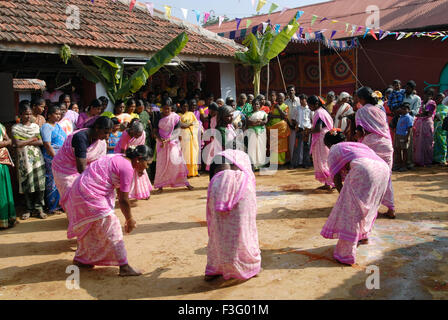 Les femmes danser et célébrer Pongal Festival (Festival de la récolte) à Chennai Tamil Nadu ; Inde ; Banque D'Images