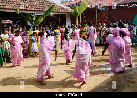 Les femmes danser et célébrer Pongal Festival (Festival de la récolte) à Chennai Tamil Nadu ; Inde ; Banque D'Images