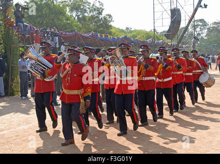 Hommes défilé de bande hommes jouant de la musique instrument de musique trompette procession ; Inde ; Asie Banque D'Images