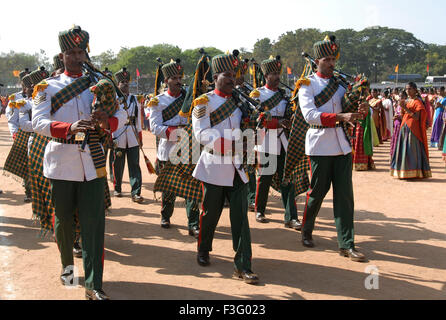 Hommes défilé de bande hommes jouant de la musique instrument de musique cornemuse ; Inde ; Asie Banque D'Images