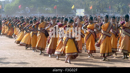 Les femmes qui exécutent la danse indienne traditionnelle sur le sol pour une occasion spéciale ; Inde Banque D'Images