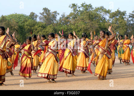 Woman performing danse traditionnelle indienne sur le sol pour une occasion spéciale ; Inde Banque D'Images