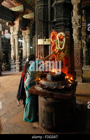 Femme adorant lord Hanuman à Kambattadi Mandapa au temple de Sri Meenakshi Amman ; Madurai ; Tamil Nadu ; Inde ; MR#6 ; M. NO 777H Banque D'Images