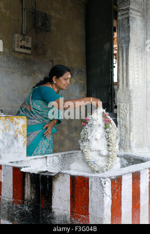 Femme adorant le Seigneur Ganesha au temple de Sri Meenakshi Amman ; Madurai ; Tamil Nadu ; Inde ; Asie ; Indien ; asiatique ; MR#6 ; MR#777A ; dpa 139121 maa Banque D'Images