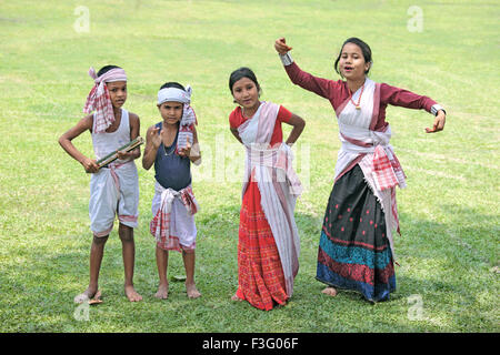 L'exécution et de célébrer la danse de filles Bihu festival (fête du nouvel an) ; Inde Assam PAS MR Banque D'Images