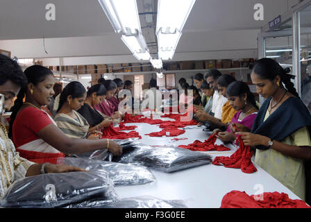 Emballage de vêtements dans une industrie du vêtement ; usine de vêtements ; Tirupur ; Tirupur ; Tamil Nadu ; Inde ; Asie ; Indien ; asiatique Banque D'Images