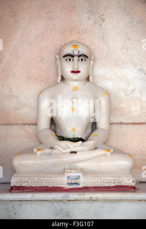 Idole de Mahavir swami à Siddhgiri ; temple ; Gujarat Inde Palitana ; Banque D'Images