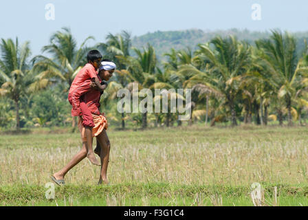 Enfants jouant à cheval ; Kerala ; Inde ; Asie Banque D'Images