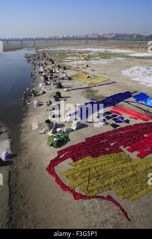 Blanchisserie en plein air les gens laver les vêtements à la rivière Yamuna Agra Uttar Pradesh ; ; ; l'Inde Banque D'Images