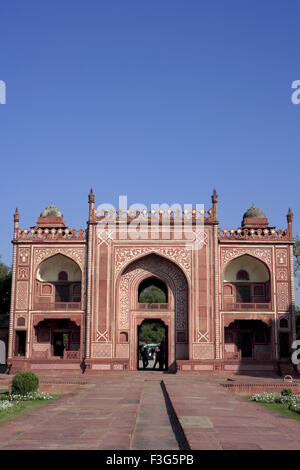 Porte de l'entrée principale de Itimad ud Daula tombeau mausolée de marbre blanc construit ; l'empereur Mughal Agra Uttar Pradesh ; Banque D'Images