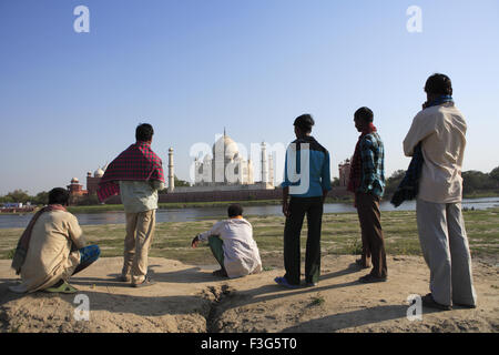 Les villageois l'affichage au Taj Mahal Septième Merveilles du monde sur la rive sud du fleuve Yamuna Agra Uttar Pradesh ; ; Banque D'Images