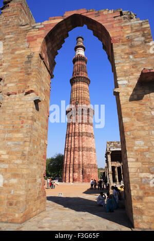 Qutb Minar construit en 1311 par arch tour de grès rouge ; l'art musulman Indo sultanat de Delhi Delhi ; ; Banque D'Images