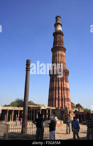 Pilier de fer dans la mosquée Quwwat ul Islam Qutb Minar et la tour de grès rouge de l'art musulman Indo Delhi Banque D'Images