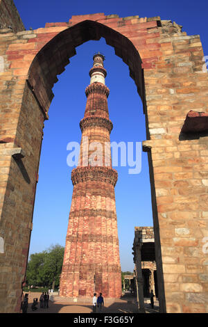 Qutb Minar construit en 1311 par arch tour de grès rouge ; l'art musulman Indo sultanat de Delhi Delhi ; ; Banque D'Images