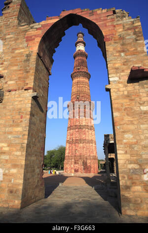 Qutb Minar construit en 1311 par arch tour de grès rouge ; l'art musulman Indo sultanat de Delhi Delhi ; ; Banque D'Images