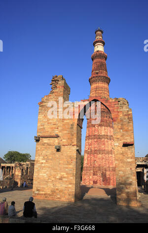 Qutb Minar construit en 1311 par arch tour de grès rouge ; l'art musulman ; Delhi Indo Banque D'Images