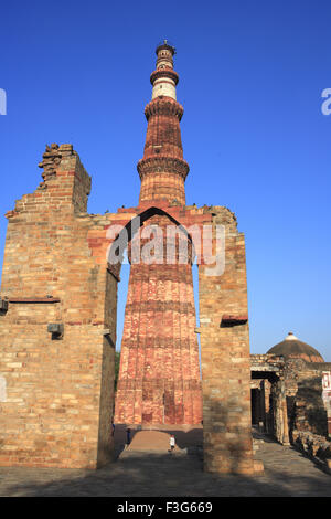 Qutb Minar construit en 1311 par arch tour de grès rouge ; l'art musulman ; Delhi Indo Banque D'Images