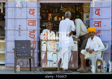 Les gens non identifiés posent pour l'appareil photo dans les rues de Pushkar, Inde. Banque D'Images