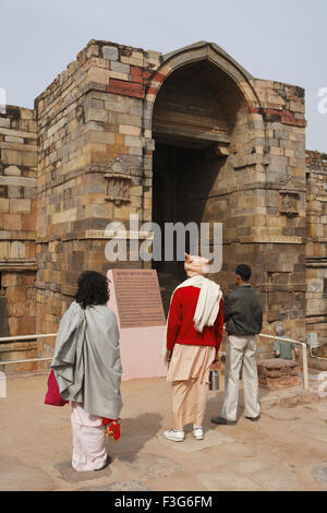 Les touristes à Quwwat ul Islam mosquée de Qutb Minar complexe construit en 1311 ; Delhi Banque D'Images