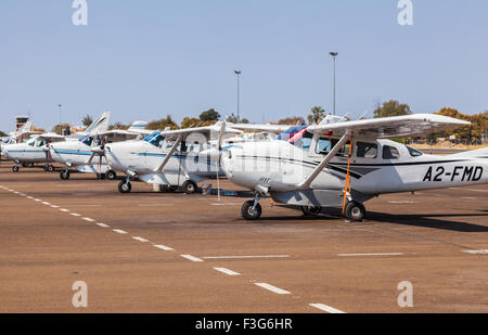 Transport de l'air dans le Delta de l'Okavango : rangée de Mack en stationnement avion léger Cessna 172 d'air à l'aéroport de Maun, Botswana, Afrique du Sud Banque D'Images