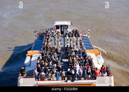 À l'aval sur la Tamise, de London Bridge, en direction de Tower Bridge et HMS Belfast, Londres, UK Banque D'Images