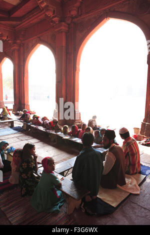 Les étudiants en classe de l'école musulmane Urdu Madarasa dans Jami Masjid dans Fatehpur Sikri Agra, Uttar Pradesh Banque D'Images