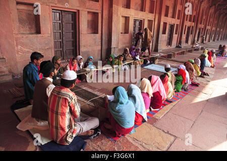 Les étudiants qui étudient en classe de l'école musulmane Urdu Madarasa dans Jami Masjid de Fatehpur Sikri Agra, Uttar Pradesh Banque D'Images