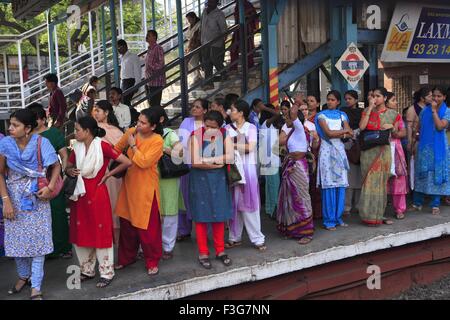 Mesdames en attente de train local sur la plate-forme ; gare ; Mulund Bombay Mumbai Maharashtra ; Inde ; Banque D'Images