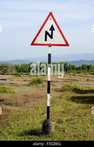 Panneau routier ; bent en épingle close up à Kumta Karnataka ; Inde ; Banque D'Images