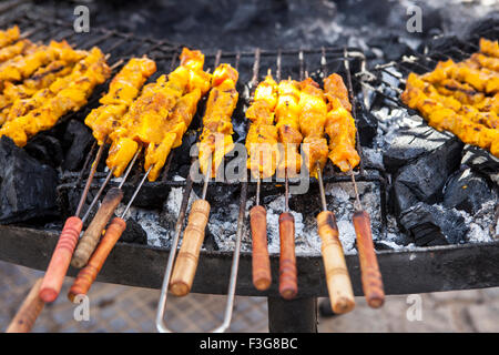 Brochettes de porc mariné sur plus de braises Banque D'Images