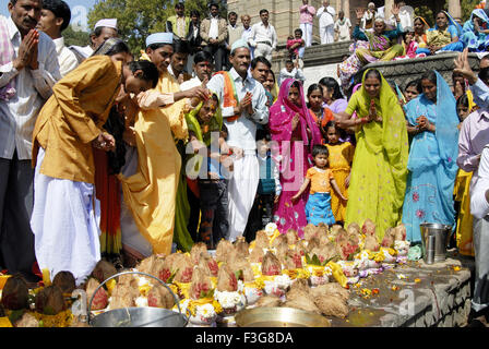 Les personnes effectuant le puja Peshwar Ghat sur la banque du fleuve Narmada Maheshwar au Madhya Pradesh ; Inde ; Banque D'Images