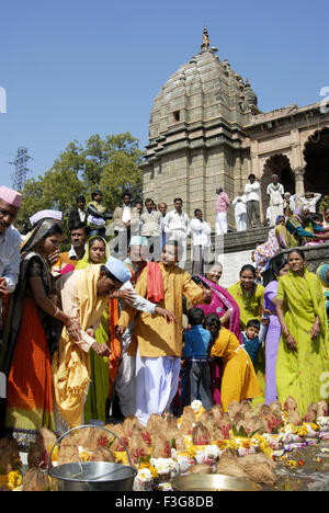 Les personnes effectuant le puja Peshwar Ghat sur la banque du fleuve Narmada Maheshwar au Madhya Pradesh ; Inde ; Banque D'Images