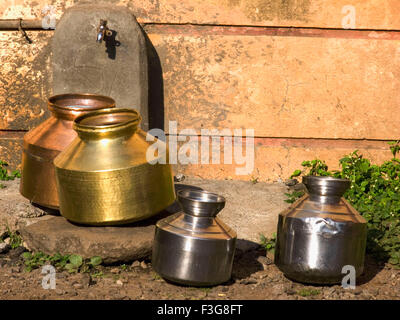 Pots d'eau en laiton, attente d'eau, robinet d'eau du village, Wai, Satara, Maharashtra, Inde, Asie Banque D'Images