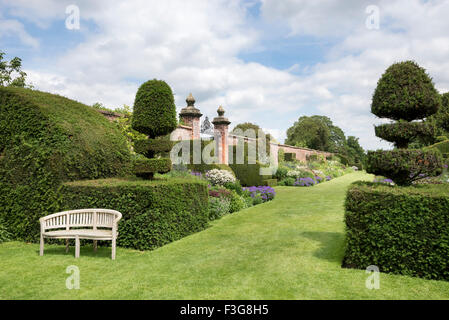 Frontières herbacées célèbre à Arley Hall dans Cheshire avec début de l'été de la plantation. Banque D'Images