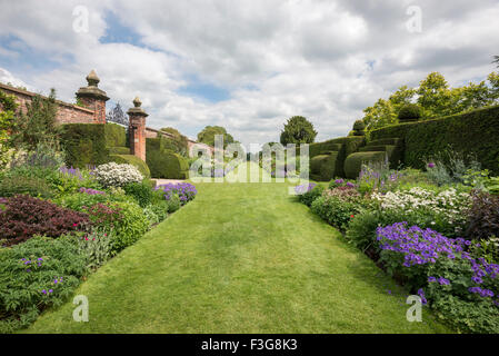 Frontières herbacées célèbre à Arley Hall dans Cheshire avec début de l'été de la plantation. Banque D'Images