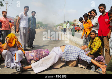 Blocage des gens de la route protestant pour l'approvisionnement en eau , Jodhpur , Rajasthan , Inde asie indien protestation Banque D'Images